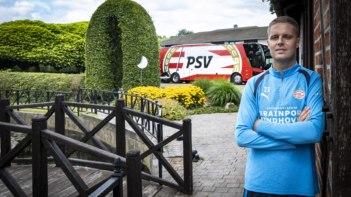PSV’er Joey Veerman hoopt op vijfsterrenhotel in de zon: ’Italië of Spanje is het ideale plaatje, maar het is niet dat ik nu in de gevangenis zit’
