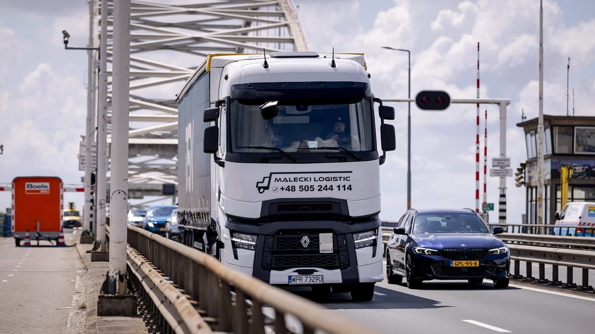 Rijkswaterstaat grijpt in: extra maatregelen moeten vrachtverkeer over Merwedebrug stoppen