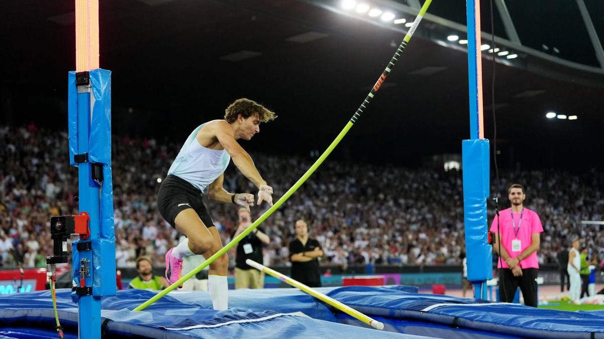 Net een centimeter te hoog: Zweeds polsstokfenomeen Armand Duplantis smijt met lat na mislukte recordpoging