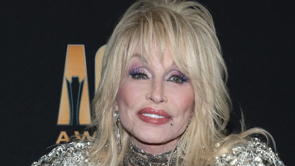 Dolly Parton negeerde haar eigen gezondheidsproblemen door zieke echtgenoot: ’Alles wordt tegenwoordig maar uitvergroot’