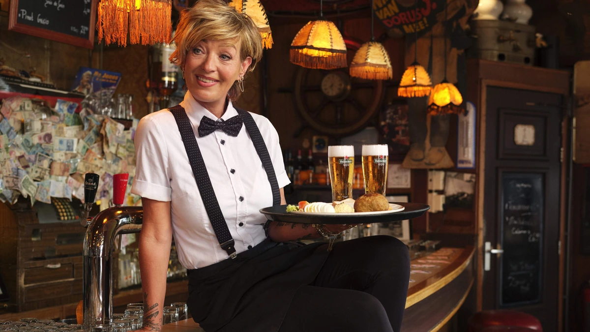 Barvrouw Sandy stond vroeger nog weleens op tafel te dansen, maar nu denk ze: ’Laat maar, straks flikker ik eraf en breek ik mijn heup’