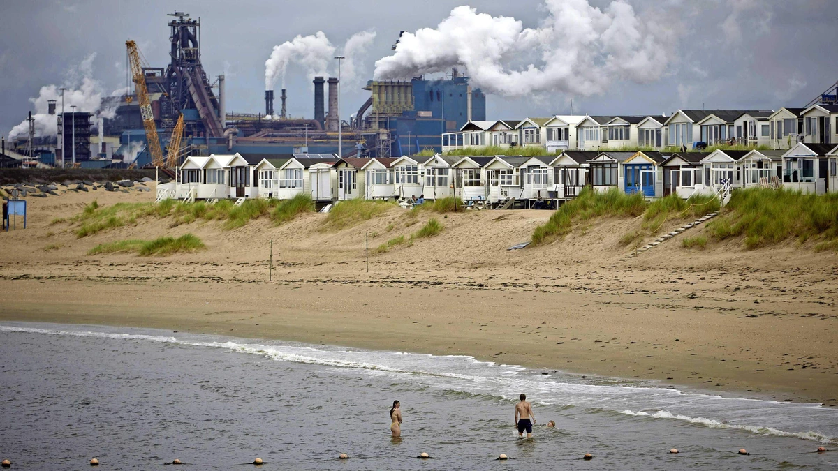 Belaagd Tata Steel vraagt nieuwe vergunning aan voor maken van groen staal: met windenergie in plaats van kolen