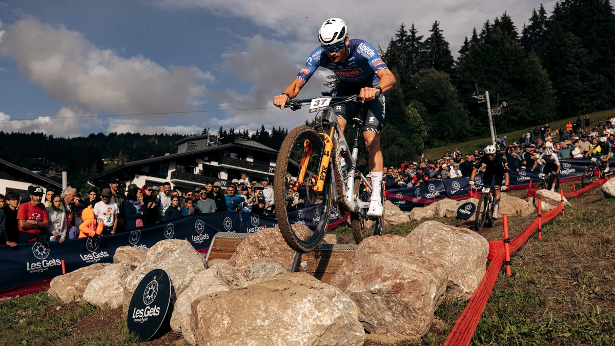 Mathieu van der Poel lijkt klaar voor WK: na thriller nipt tweede bij rentree op mountainbike in Les Gets