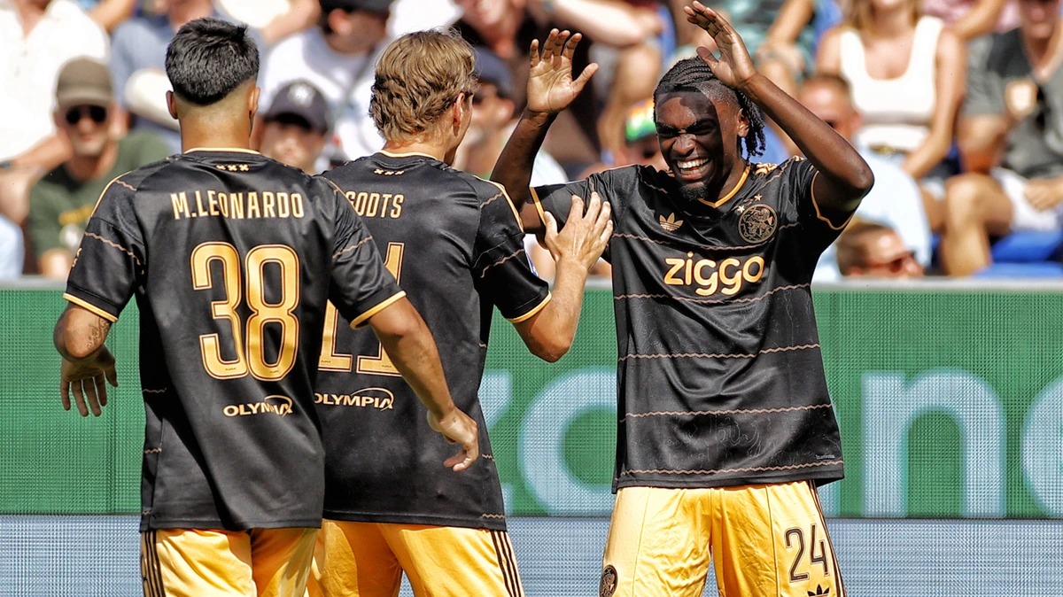 Rode kaart Floranus helpt winnend Ajax in zadel bij PEC Zwolle