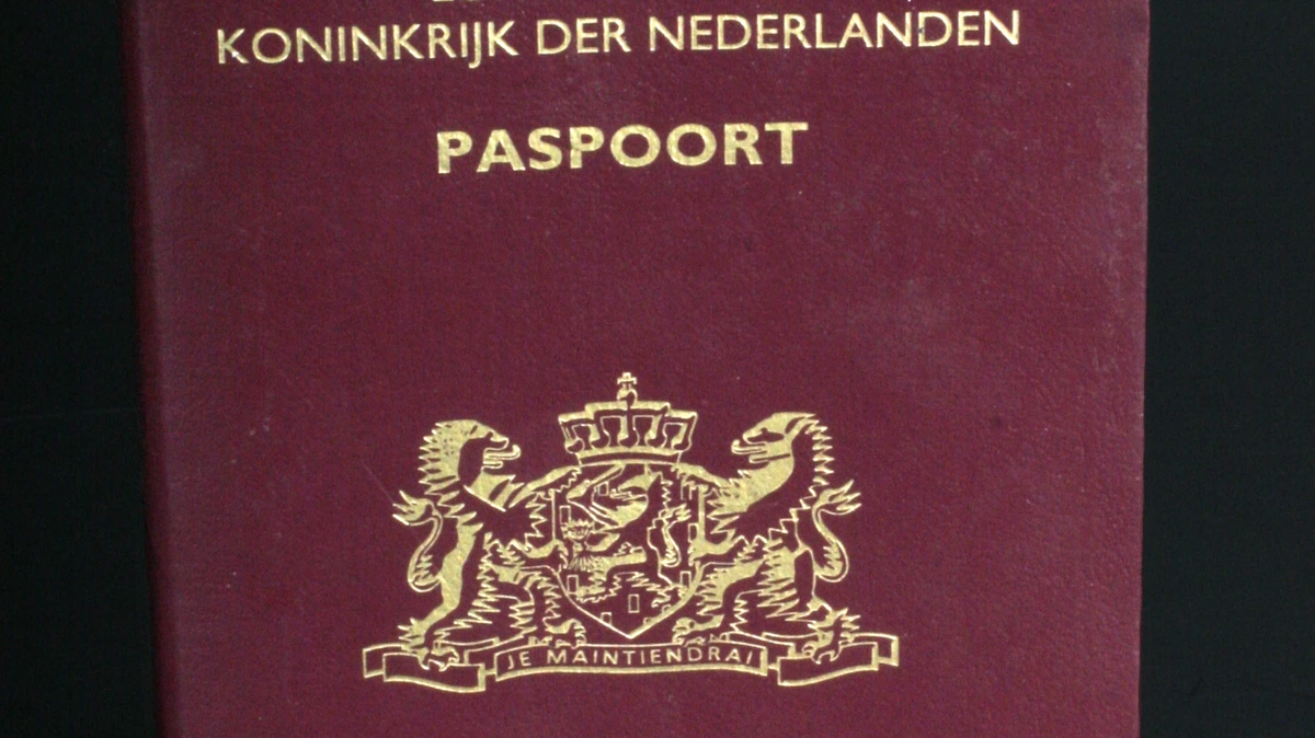 Paspoortpiek treft Nederlanders in buitenland extra hard, máánden wachten op nieuwe documenten: ’Ik heb mijn kinderen alleen moeten laten reizen’