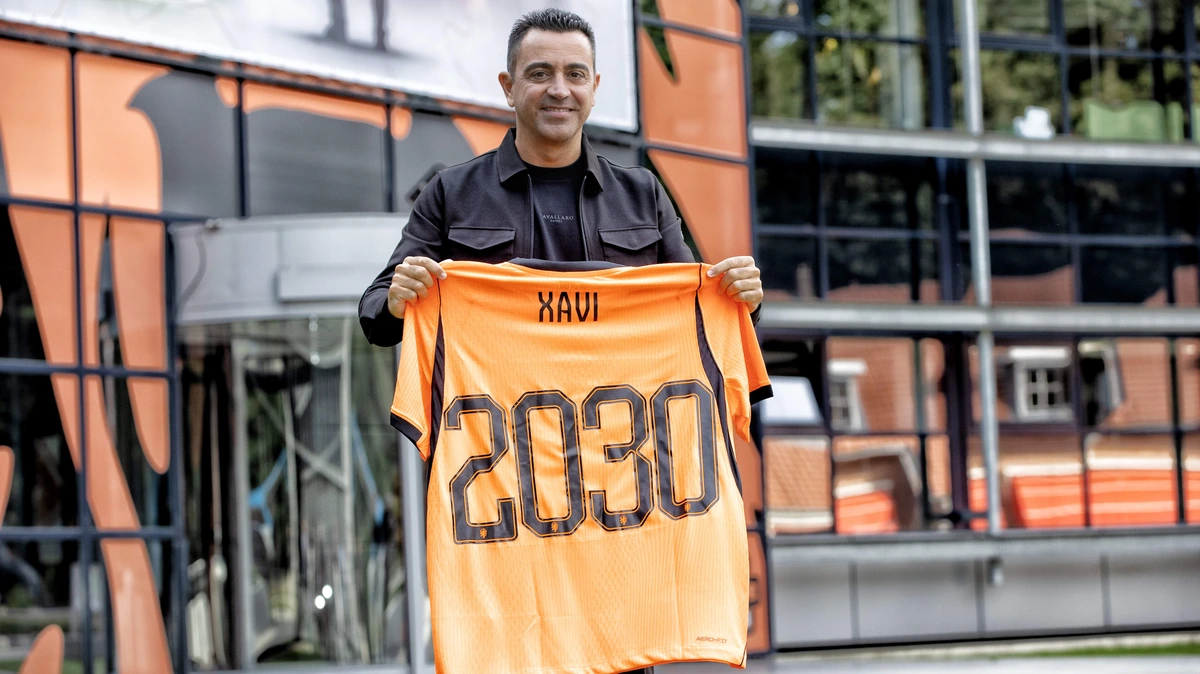 Xavi komt bij presentatie sterk voor de dag als bondscoach en doet luchtig over ’derde keus’ van KNVB: ’Toch maar mooi op podium’
