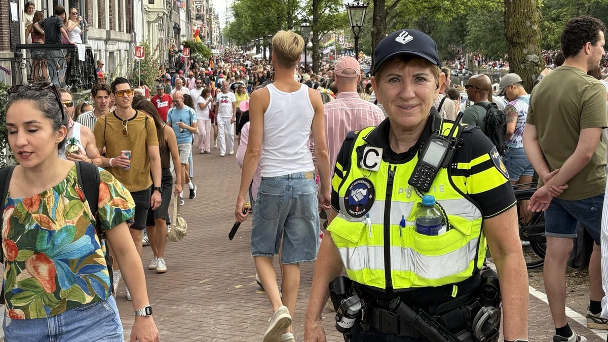 Politie kiest tijdens drukbezochte Pride voor veiligheid boven streng handhaven: ’Niet te doen om bekeuringen uit te schrijven’