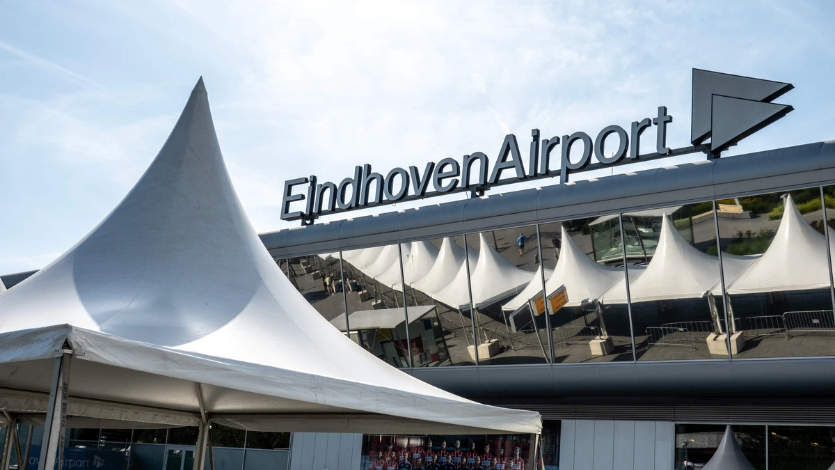 Naakte vrouw rijdt door hek van Eindhoven Airport en belandt bij vliegtuigen
