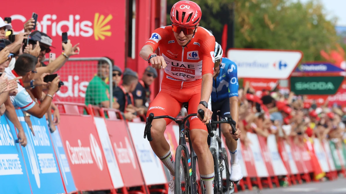 Tadej Pogacar ontsnapt aan crash in afdaling, maar Sloveen wint wel gewoon in de Vuelta