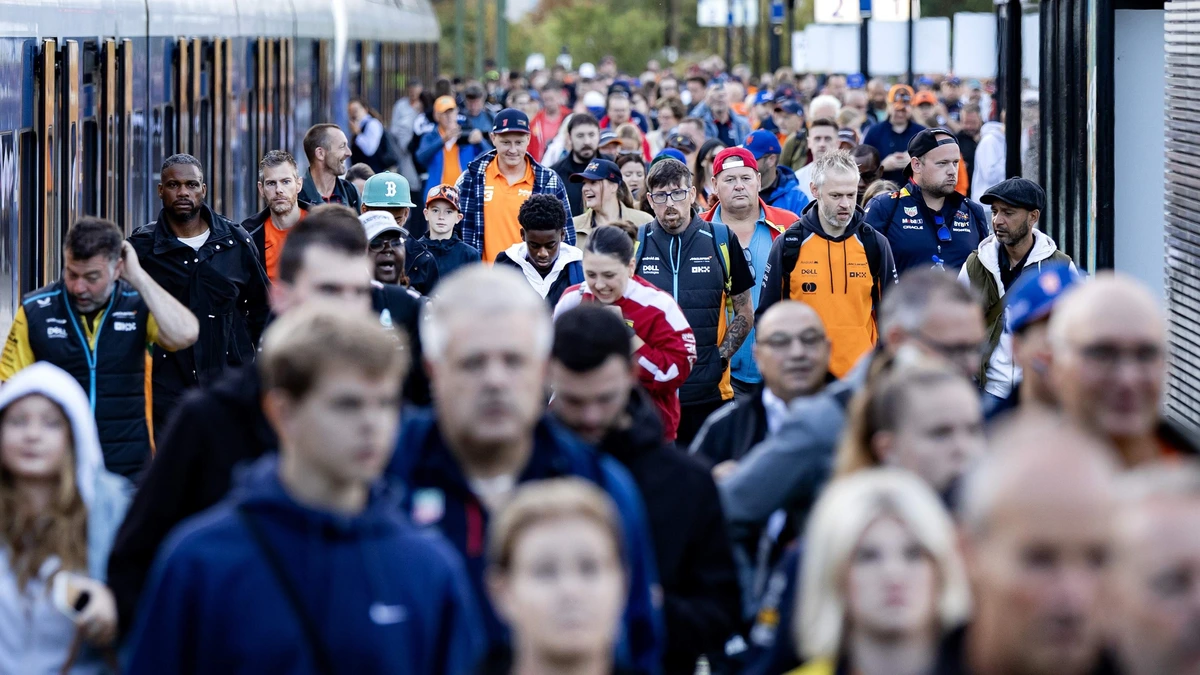 LIVE | Grote drukte in treinen naar Zandvoort en op het station, sprintrace om 12:00