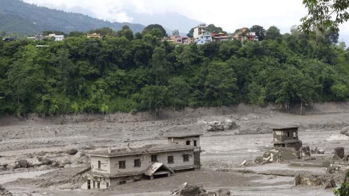 Overstroming Nepal vastgelegd door beveiligingscamera