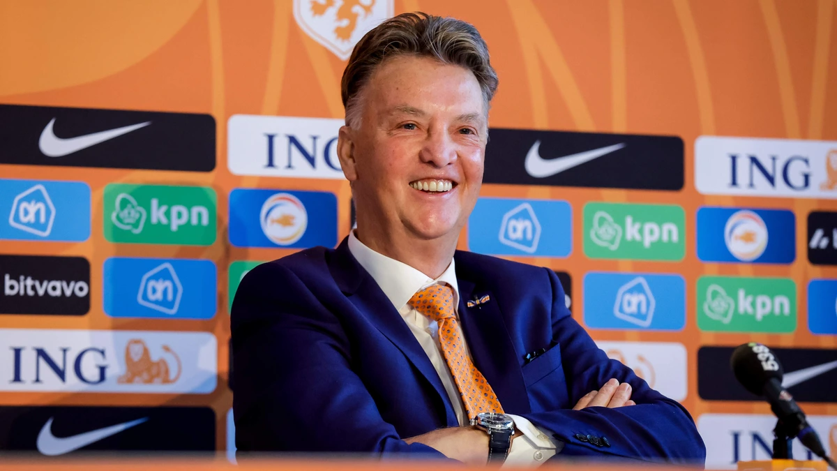 Aad de Mos en Ronald de Boer eensgezind: ’KNVB moet vandaag nog in vliegtuig zitten voor Louis van Gaal’