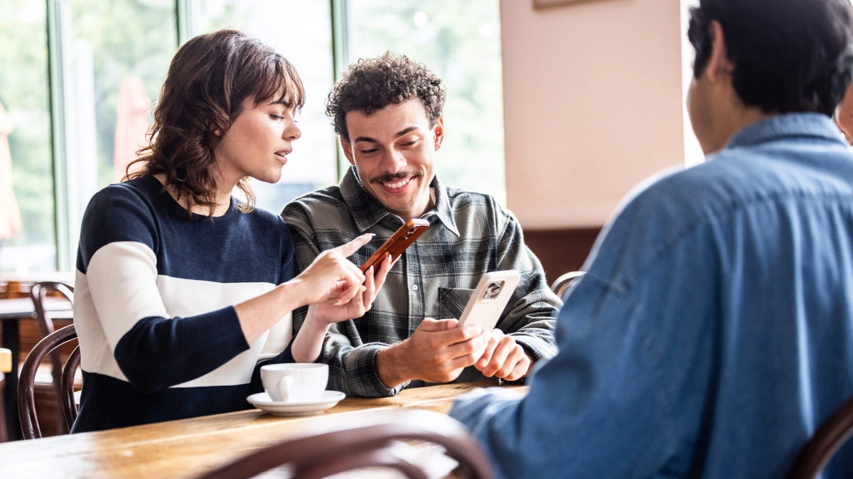 Praat mee: Begrijp jij dat steeds meer Spaanse restaurants telefoons aan tafel verbieden?