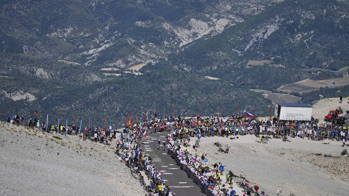 Vrouwenpeloton gaat in zevende Tour-etappe voor het eerst legendarische Mont Ventoux te lijf: ’Je kunt nergens op adem komen’