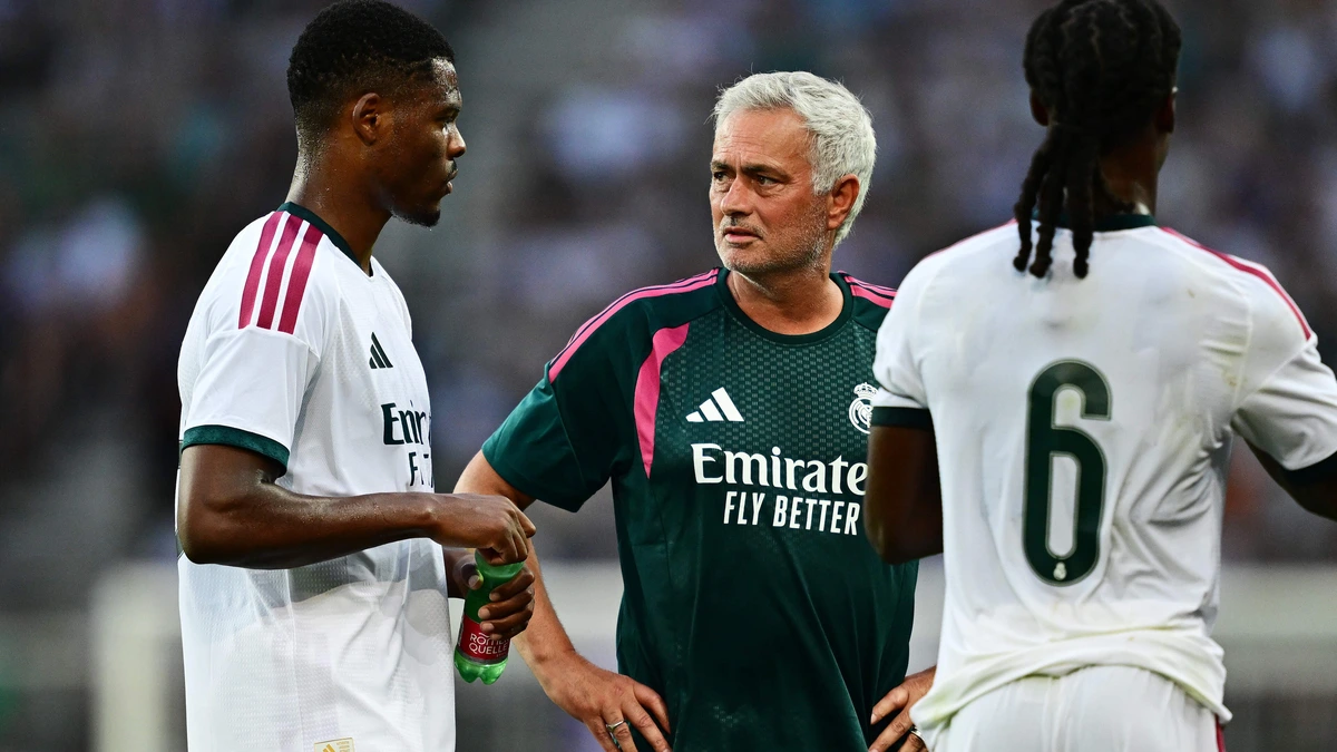Denzel Dumfries debuteert als rechtsbuiten in het shirt van Real Madrid