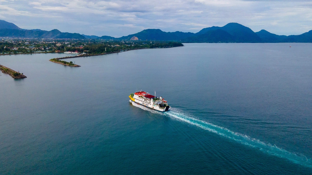 Doden en tientallen vermisten bij brand op veerboot bij Indonesië