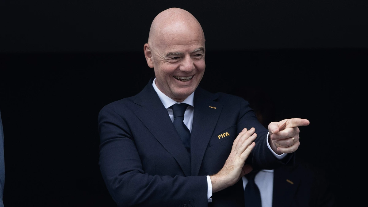 Gianni Infantino blijft aan als FIFA-baas, maar biedt wel excuses aan