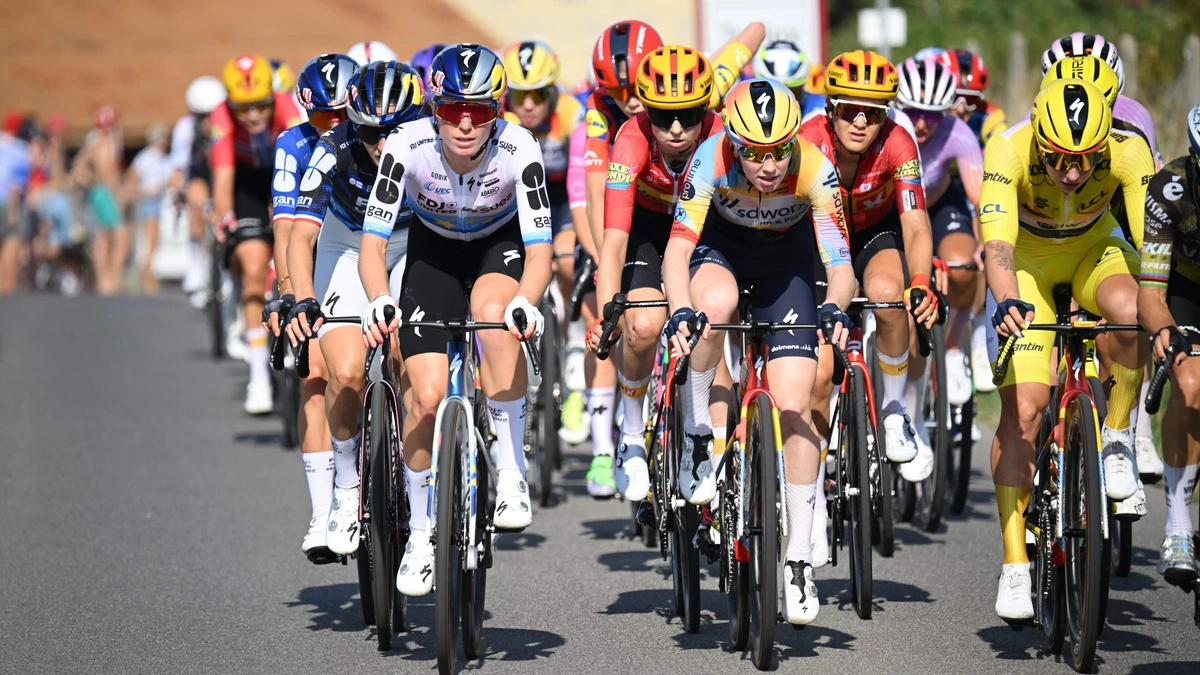 LIVE Tour de France Femmes | Demi Vollering terug in peloton na valpartij, Lorena Wiebes moet lossen