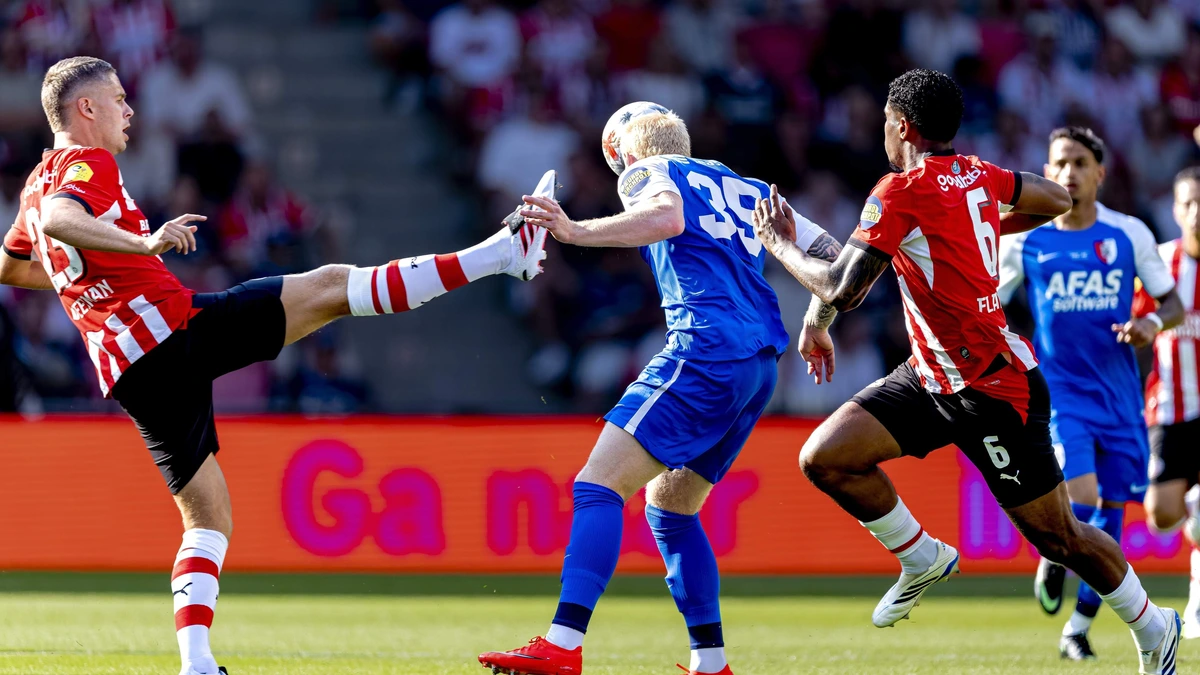 LIVE Johan Cruijff Schaal | AZ leidt bij rust tegen PSV na razendsnelle rode kaart Joey Veerman