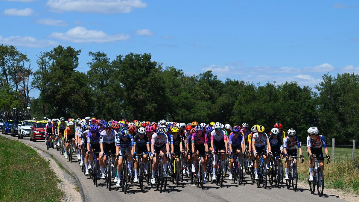 LIVE Tour de France Femmes | Puck Pieterse pakt weer eerst bergpunten, kiest Demi Vollering weer voor de aanval?