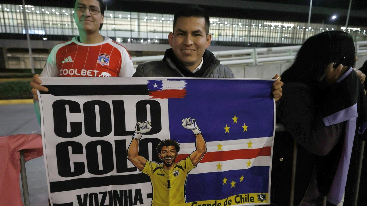 WK-held Vozinha arriveert ondanks geruchten gewoon in Chili, waar hij groots wordt onthaald