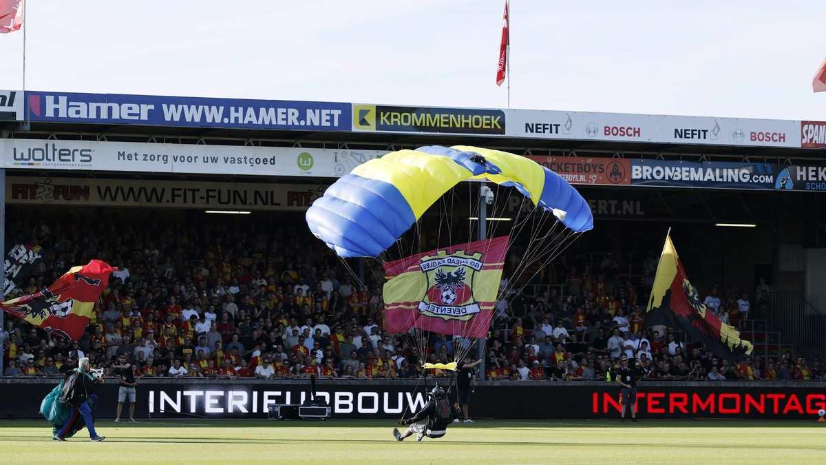 Landing gaat helemaal mis: parachutist knalt tegen reclamebord voorafgaand aan duel Go Ahead Eagles