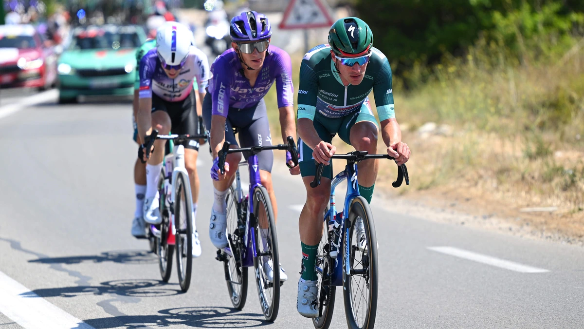 LIVE Vuelta | Koen Bouwman heeft bollen, Ethan Hayter rijdt solo in jacht op het rood van Tadej Pogacar