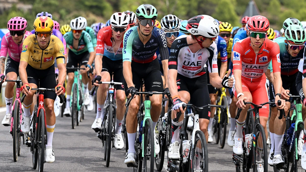 LIVE Vuelta | Van Aert en vier anderen nog altijd vooruit in nog weinig spectaculaire etappe