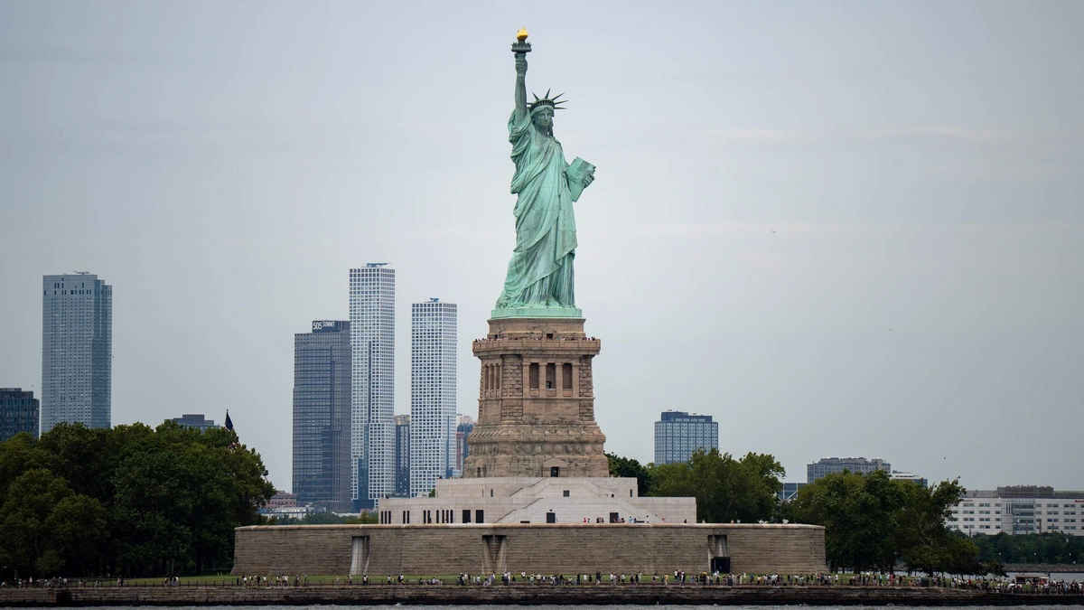 Vrouw (27) en baby sterven na omslaan boot bij Vrijheidsbeeld New York