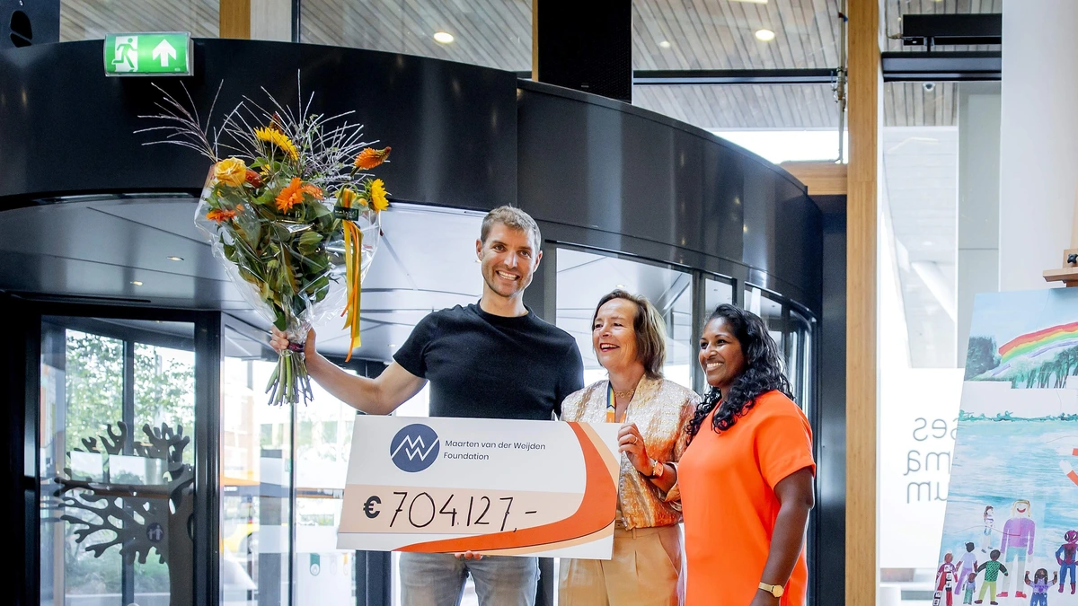 Maarten van der Weijden overhandigt cheque van 7 ton aan Prinses Máxima Centrum na staken zwemtocht