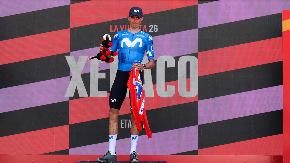 Nieuwe leider Enric Mas in Vuelta weigert rode trui aan te trekken na uitvallen Tadej Pogacar: ’Zo wil ik respect tonen’
