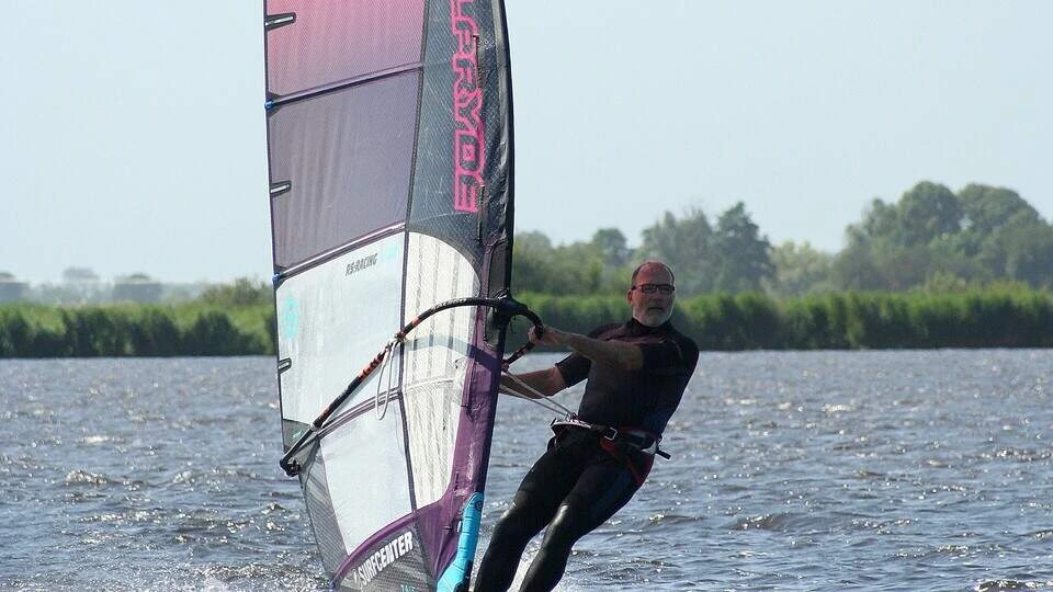 Voormalig topsurfer Jelte Kruijer (58) komt om bij botsing met motorboot in Groningen: ’Er zijn twee grote verliezers’