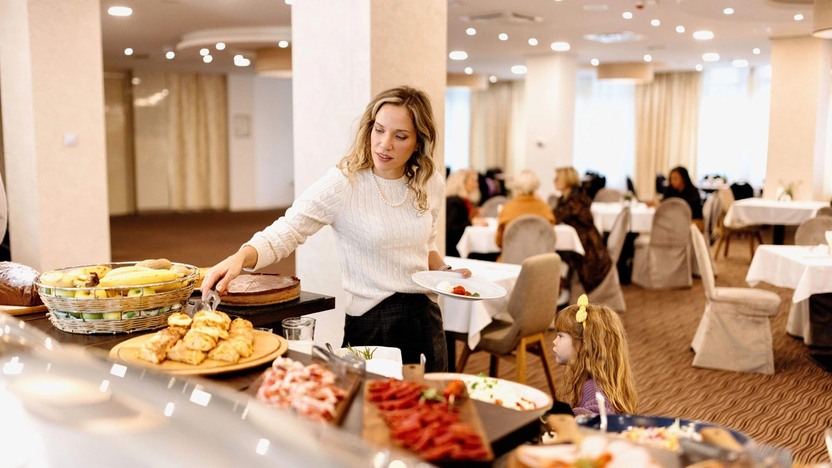 Praat mee: Is het asociaal om eten van het ontbijtbuffet in je tas te stoppen?
