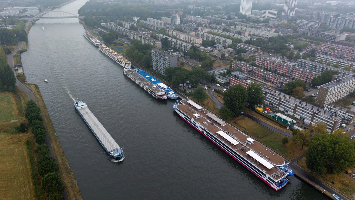 Nachtelijke sluiting kanaal ’heel vervelend’ voor binnenvaart: ’Kost een gemiddeld tankschip 2000 euro per dag’