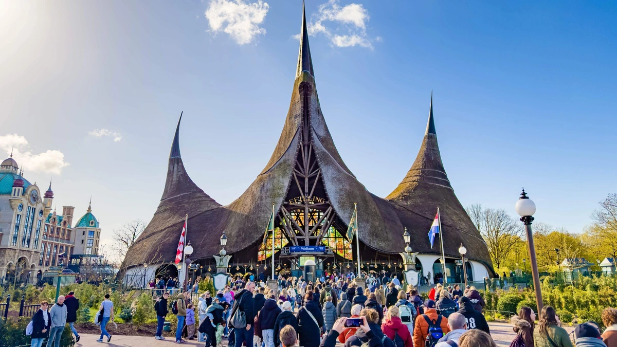 Na kritiek FoodWatch wil iedereen júist zo’n hervulbare beker van de Efteling: ’Er staan rijen voor de automaten’