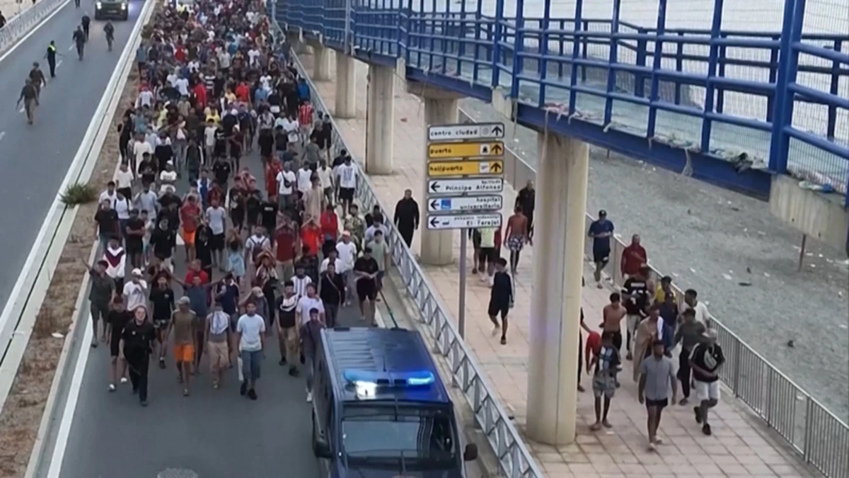 Gefilmd: Spaanse politie en militairen begeleiden migranten Ceuta grens over