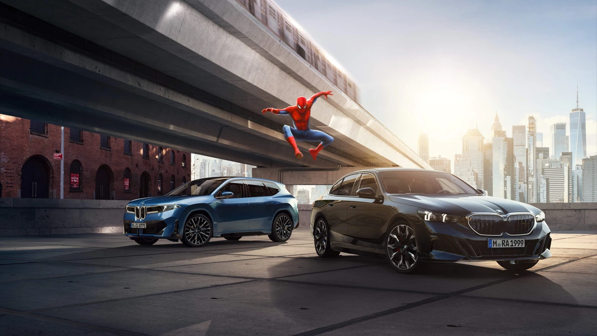 Nergens veilig voor reclame! BMW laat klanten advertenties zien in de auto