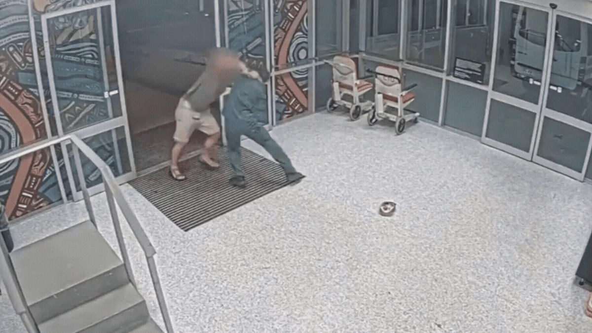 Verpleegkundige werpt patiënt tegen de grond na aanval
