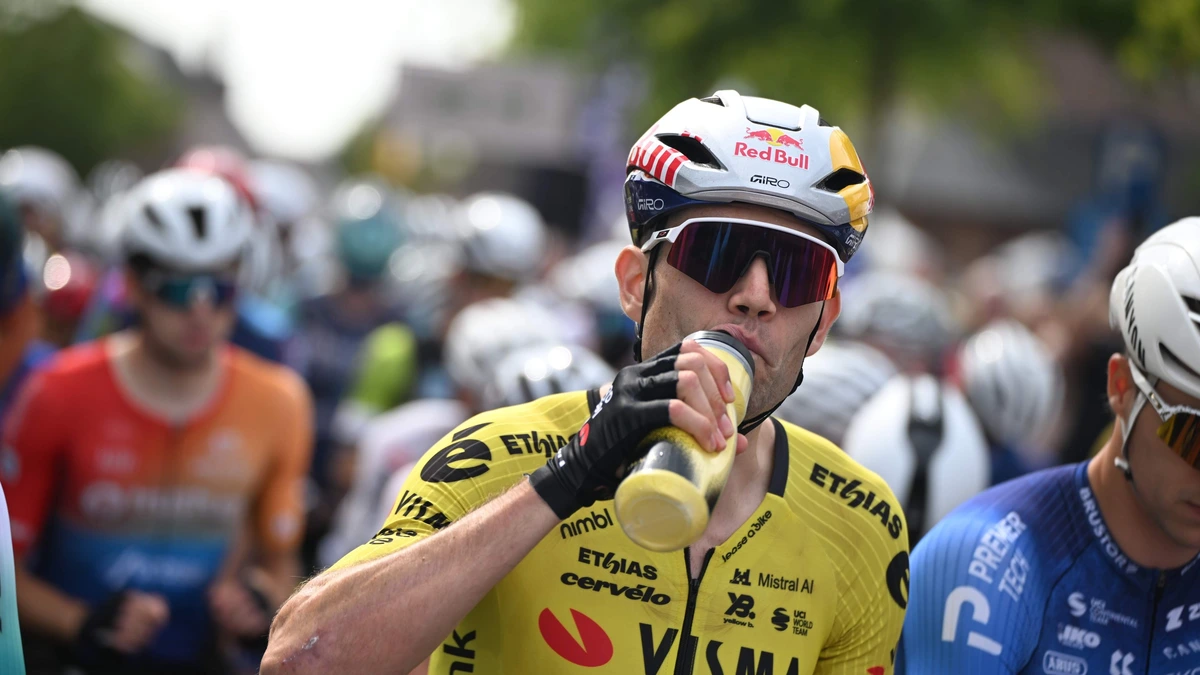 Tadej Pogacar maakt excuses aan Wout van Aert en geeft diens zoontje Georges (5) zijn koersbril