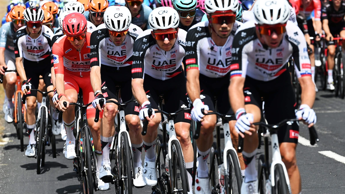 LIVE Vuelta | Kopgroep met Nederlander Roosen weg, ploeg van Pogacar zet zich op kop peloton