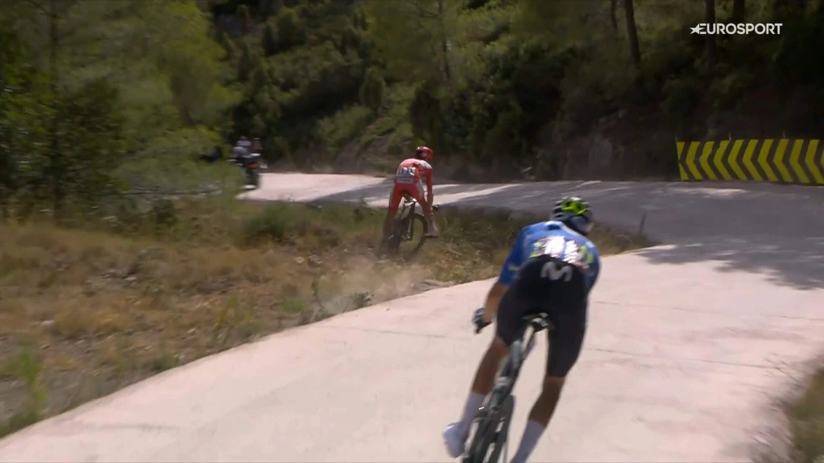 LIVE Vuelta | Even schrikken voor Pogacar: Sloveen duikt even berm in tijdens verraderlijke afdaling, alleen Mas kan volgen
