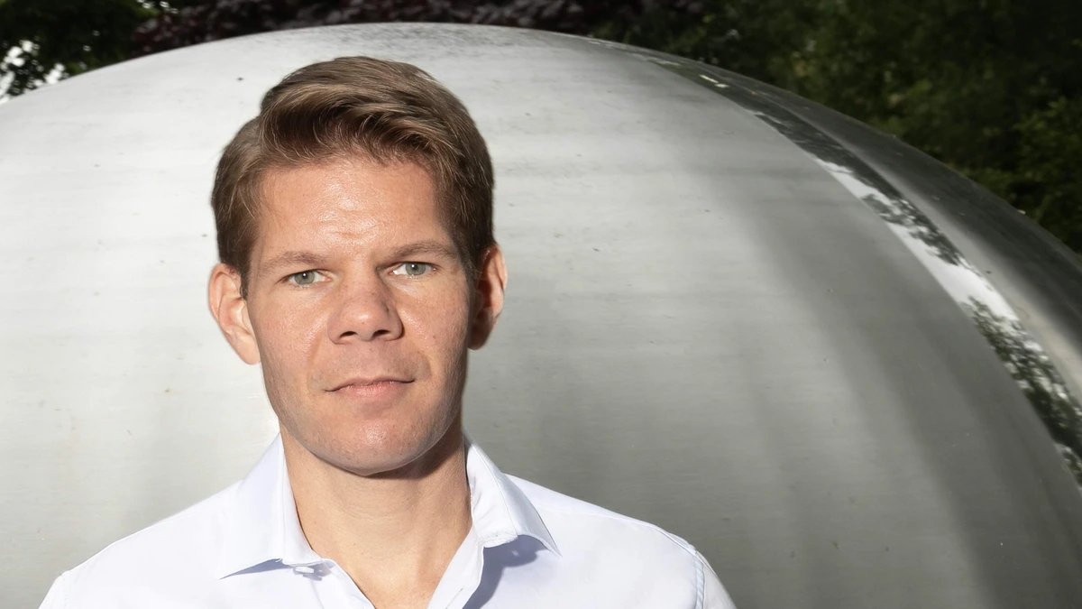 Victor Vlam (42) onthult waar hij het liefst ligt te zonnen: ’Ik zie liever geen dadbods op mijn favoriete strand’