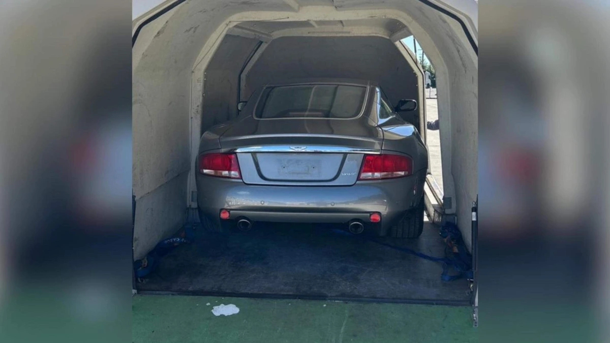 Nederlander (52) bij Zwitserse grens betrapt met zeldzame ’James Bond-auto’ in trailer: bekend van raketten en schietstoel