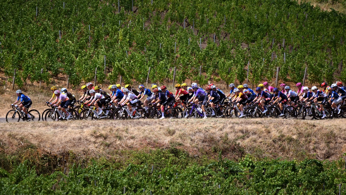 LIVE Tour de France Femmes | Puck Pieterse pakt bergpunten, zet Demi Vollering tijdens lastige overgangsrit aanval op geel in?