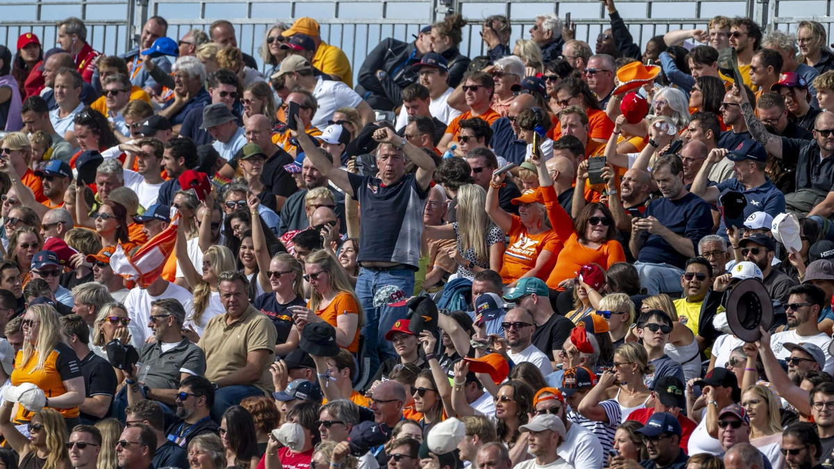 LIVE | Volle bak op circuit Zandvoort voor sprintrace: sfeer zit er goed in