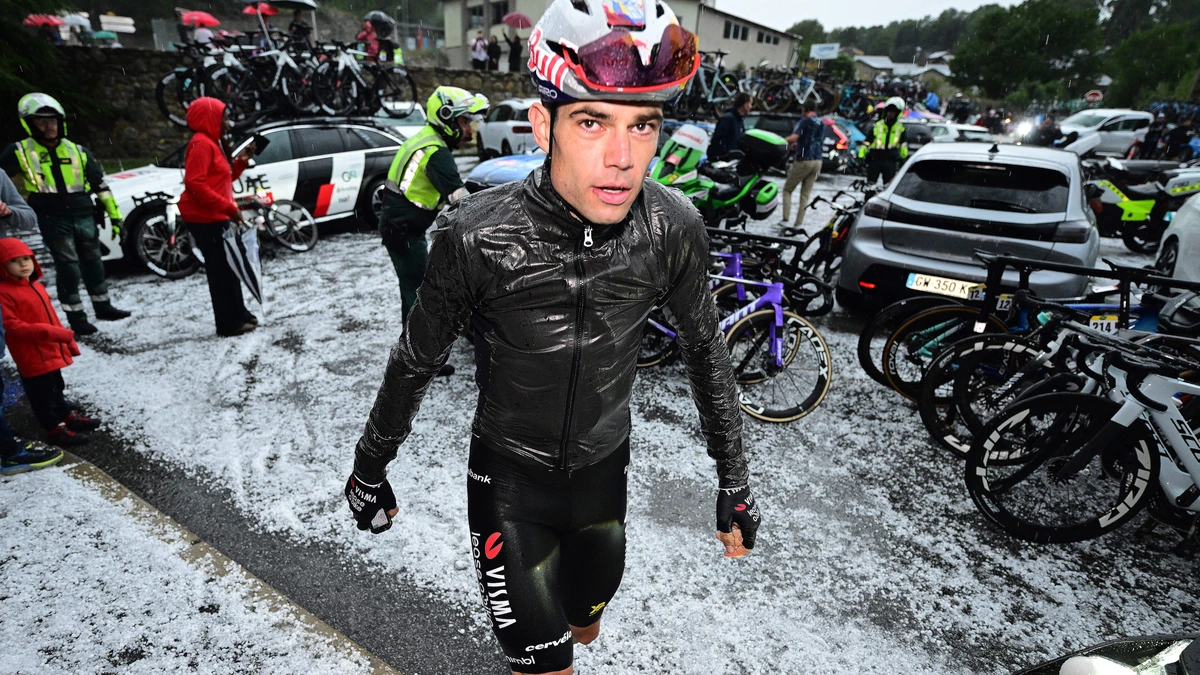 Wout van Aert na noodweer in derde etappe Vuelta: ’Schuilen in bestelauto en daarna met z’n allen in hotel’