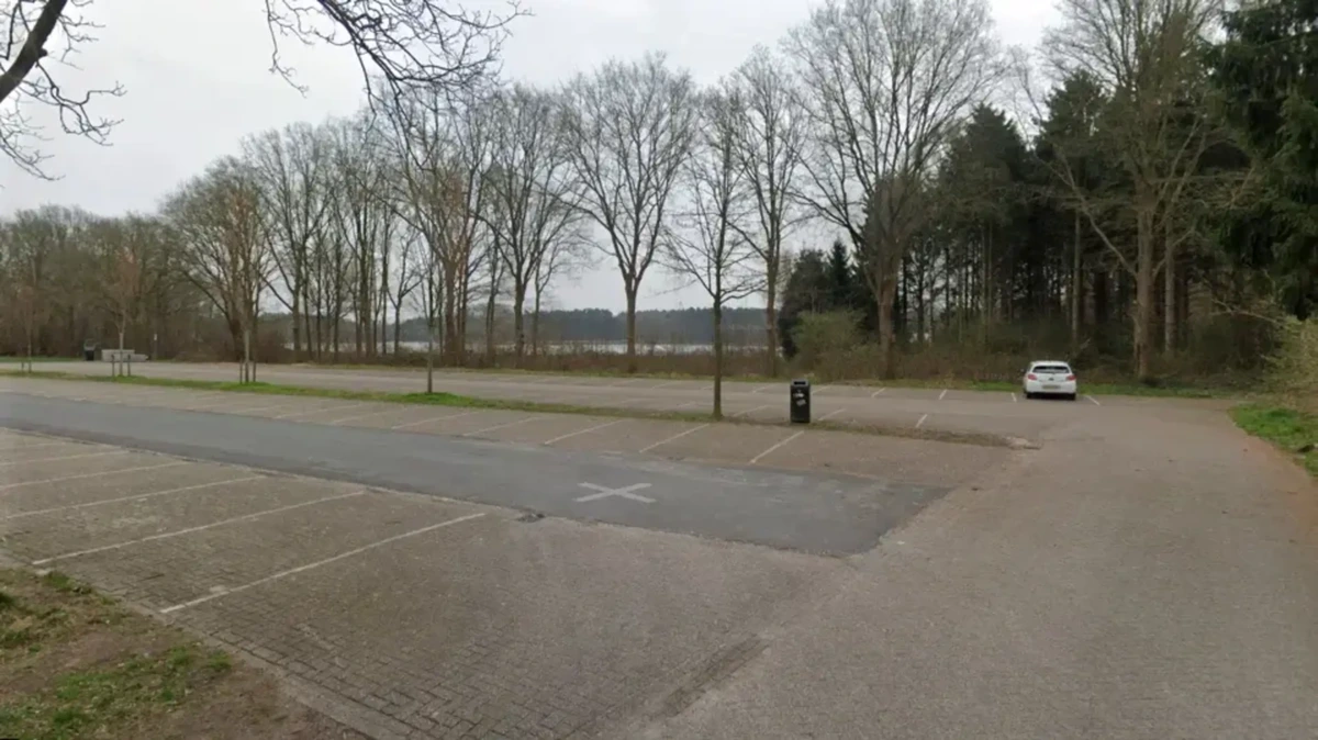 Vrouw die wekenlang in auto woont aangehouden vanwege openstaande celstraf