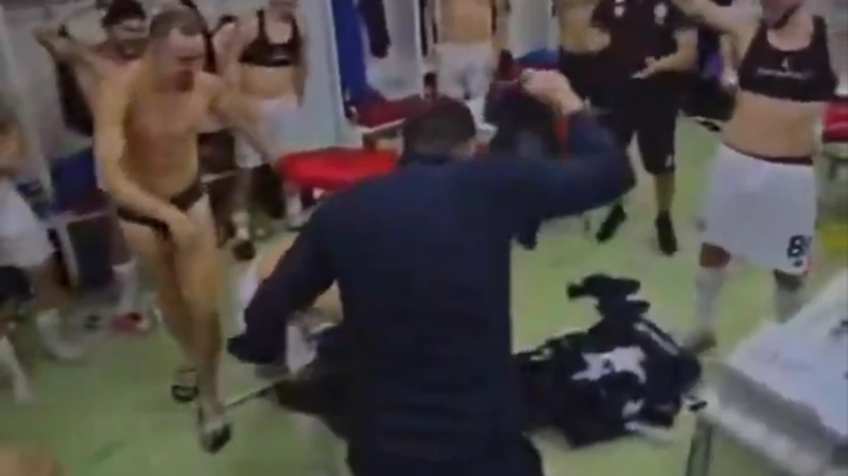 Voorzitter Dinamo Tirana gooit zak geld kleedkamer in en danst met spelers in hun onderbroek na Conference League-succes