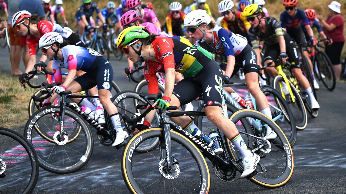 LIVE Tour de France Femmes | Pieterse blijft bergpunten pakken, Vollering en Reusser ontbreken in kopgroep