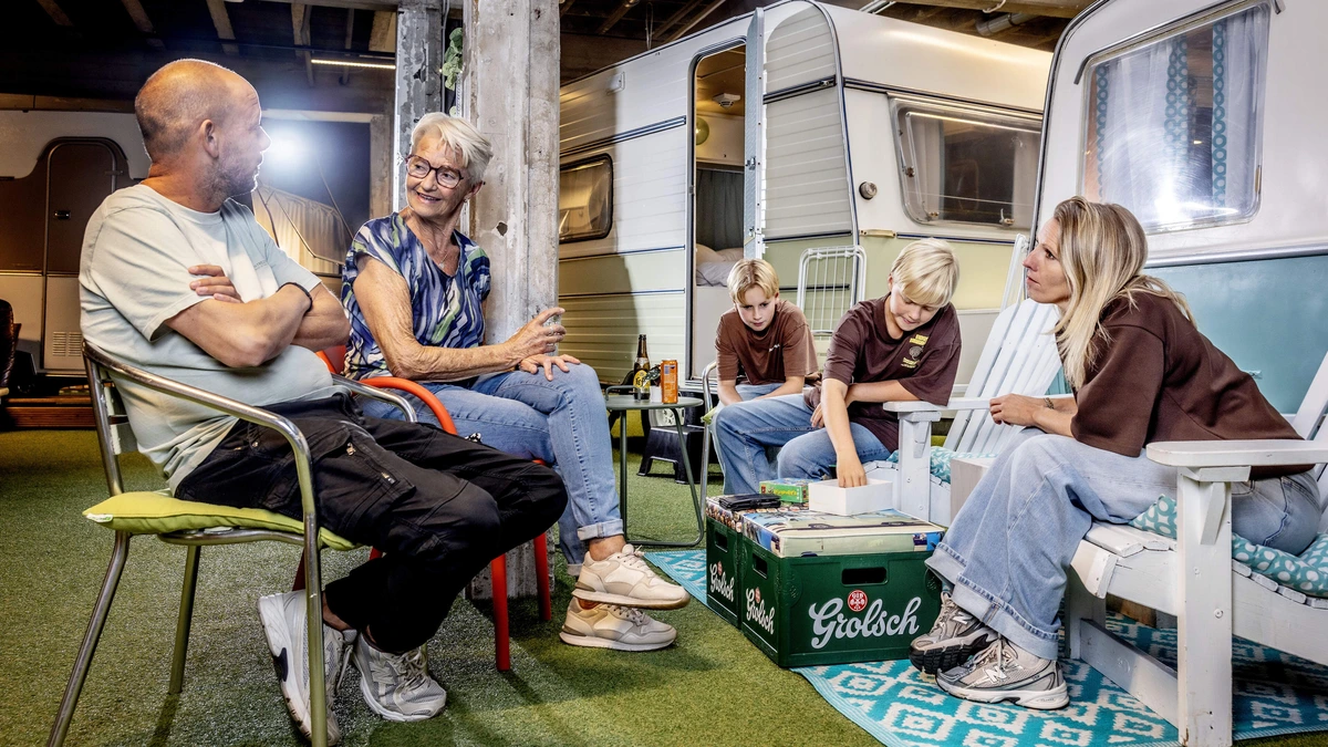 Overdekt kamperen lijkt gat in de markt: ’Als het buiten snikheet is, is het in de loods lekker koel dankzij de airco’